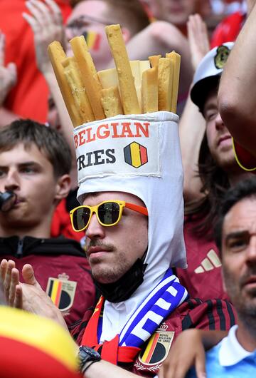 Fan von Belgien mit Kostüm.