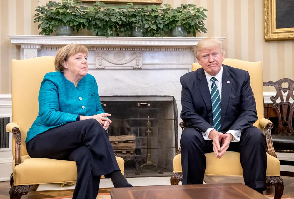 Bundeskanzlerin Merkel sitzt neben US-Präsident Donald Trump.