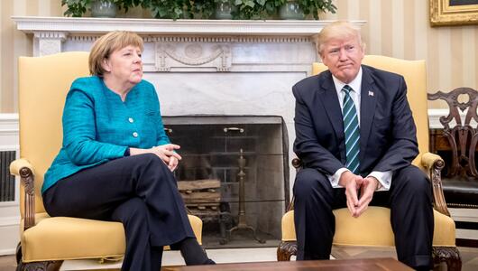 Bundeskanzlerin Merkel sitzt neben US-Präsident Donald Trump.