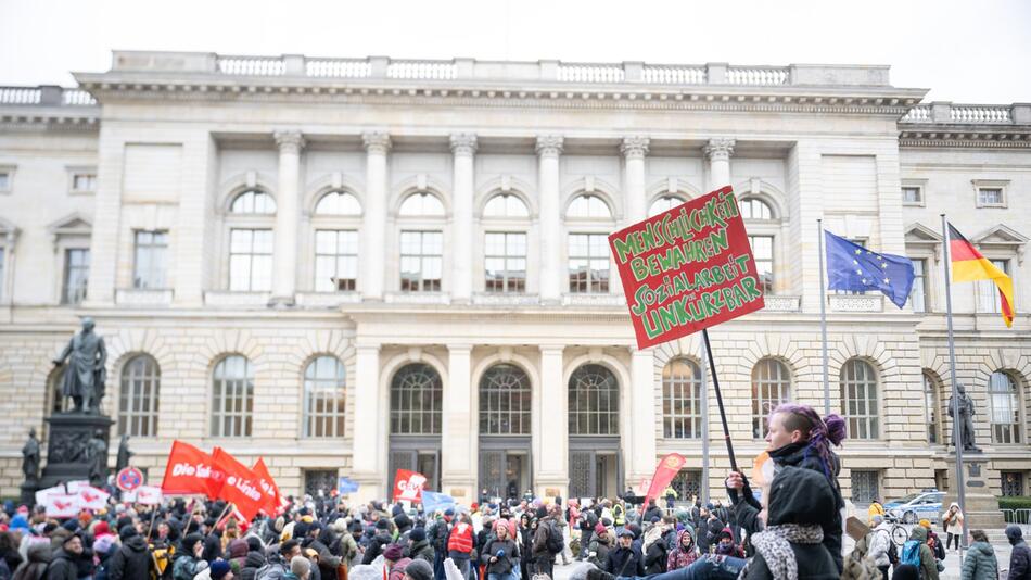 Plenarsitzung Berliner Abgeordnetenhaus - Demonstration