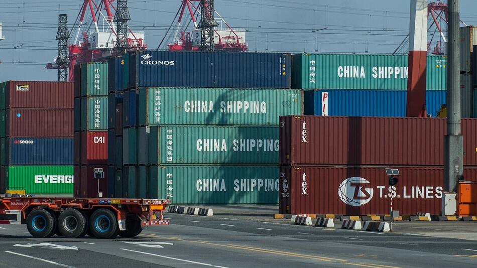 Container mit der Aufschrift "China Shipping"