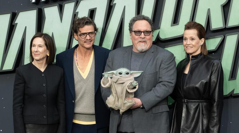 Kathleen Kennedy, Pedro Pascal, Jon Favreau und Sigourney Weaver