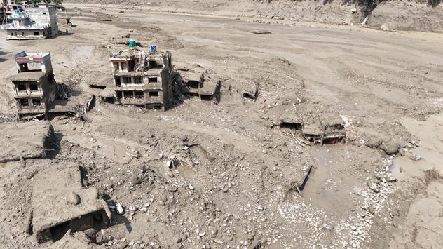 Sturzflut an Grenze zwischen China und Nepal