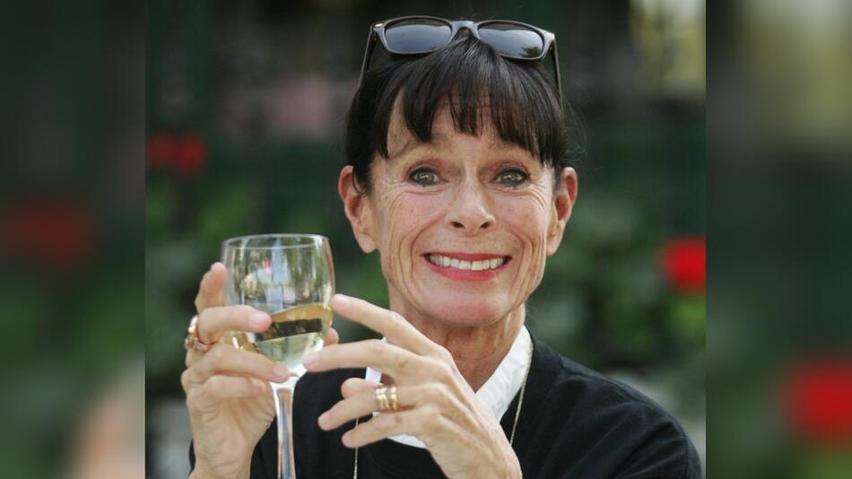 Die Ähnlichkeit ist nicht zu übersehen: Geraldine Chaplin ist die Tochter des legendären Charlie ...