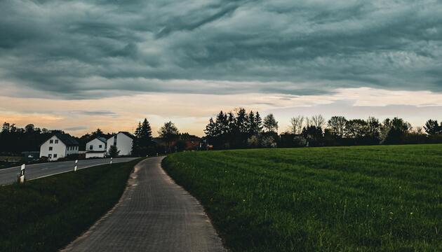 dunkle Wolken am Himmel über einem kleinen Dorf in Bayern