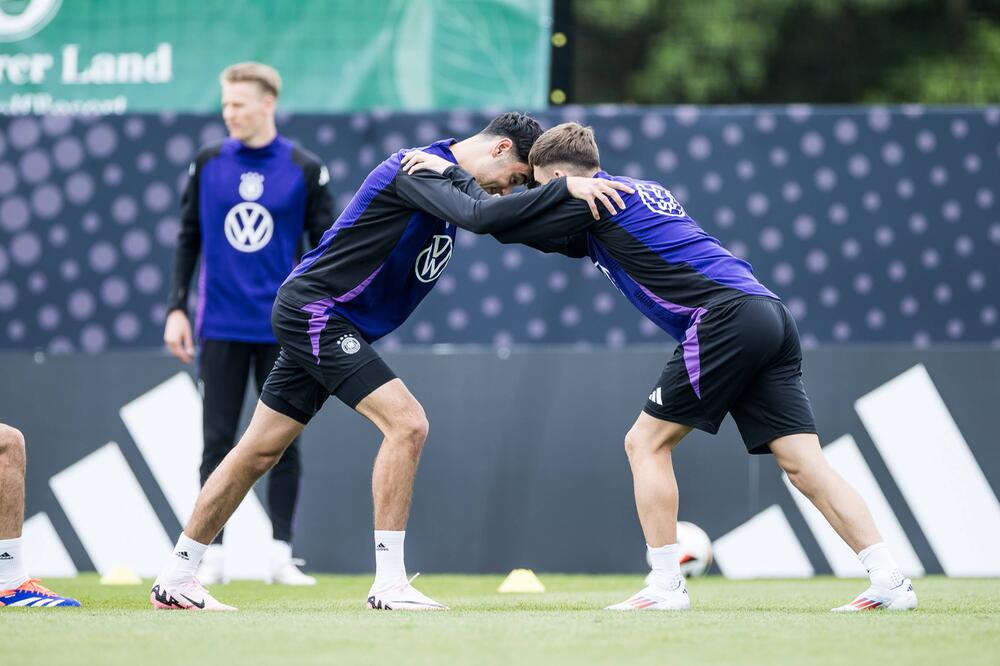 Aleksandar Pavlovic (l.) und Brajan Gruda im DFB-Training