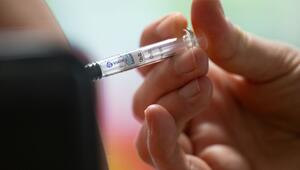 Person lässt sich impfen