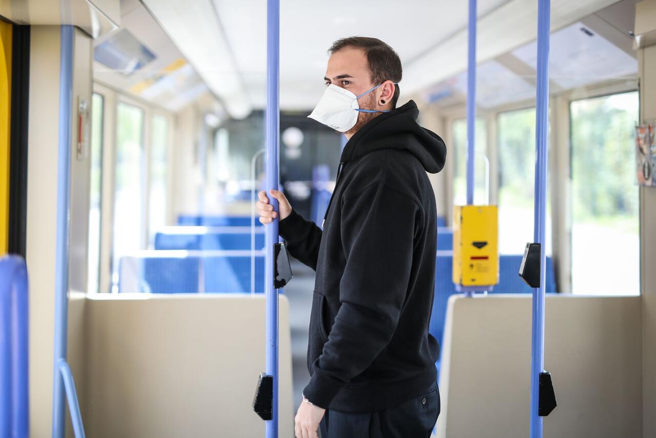 Bild zu Atemschutzmaske in öffentlichen Verkehrsmitteln