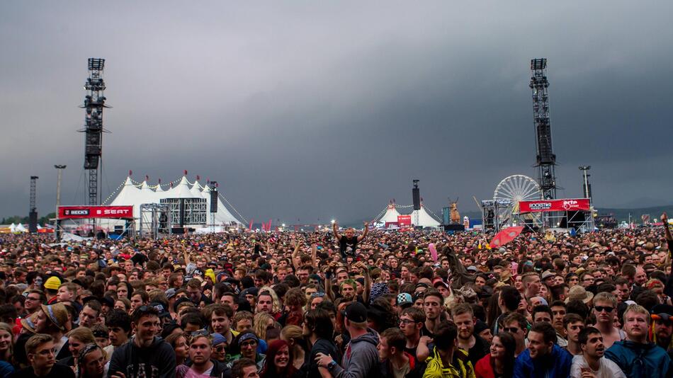 Was mitnehmen? Was anziehen? So überstehst du Wacken & Co.