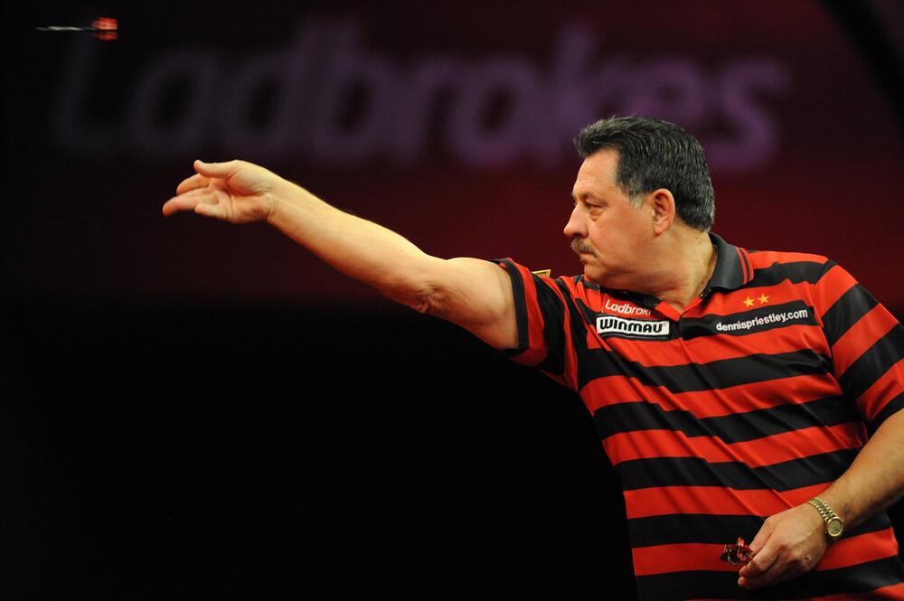 Ex-Darts-Weltmeister Dennis Priestley.