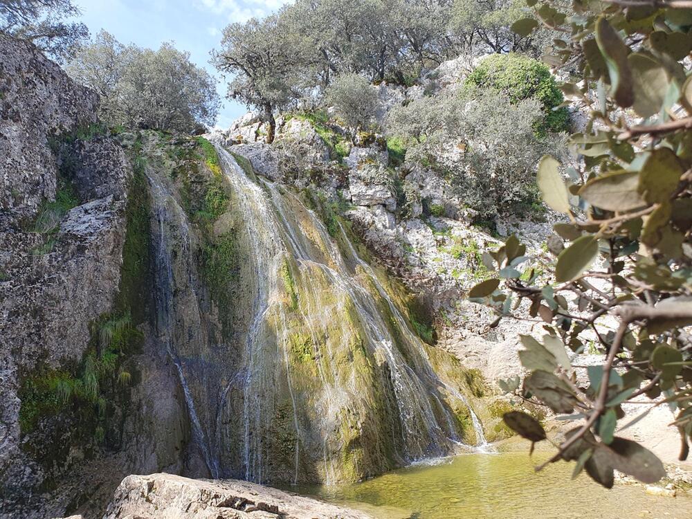 Ein Wasserfall im Nationalpark Naturpark Sierras Subbéticas