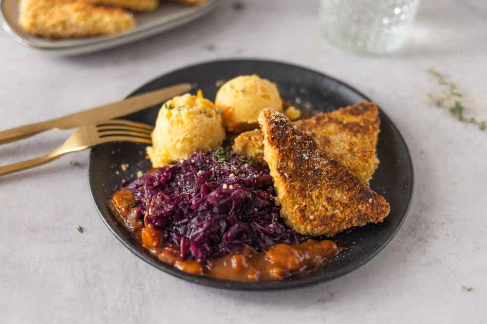 Tofu in Parmesamkruste auf einem Teller