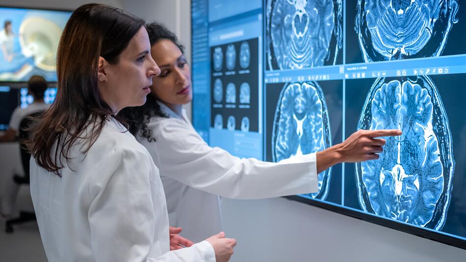 Ärztinnen analysieren Hirnscans