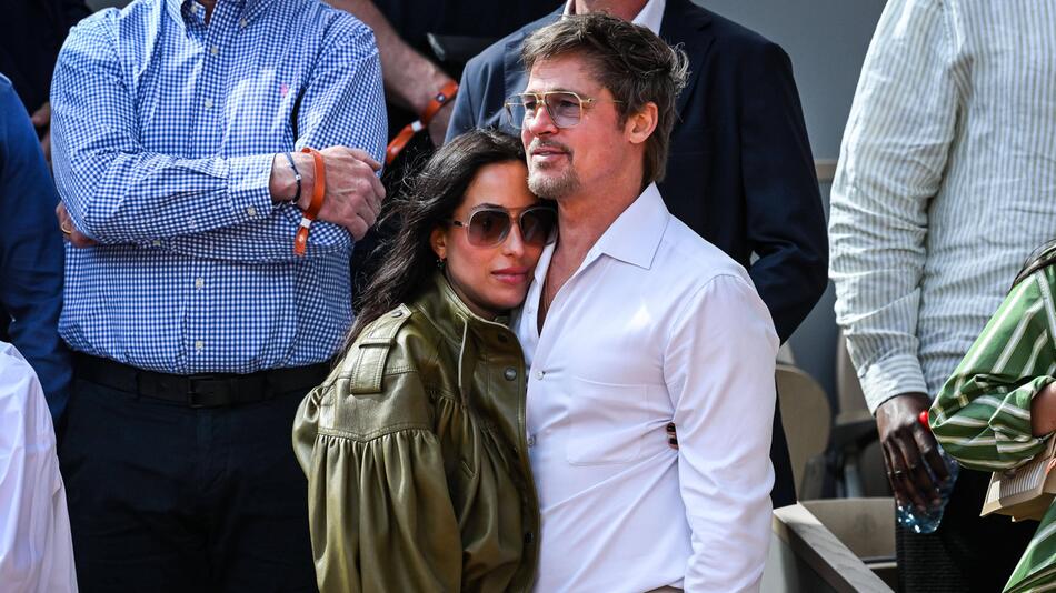 So innig zeigt sich Brad Pitt mit seiner Partnerin bei den French Open