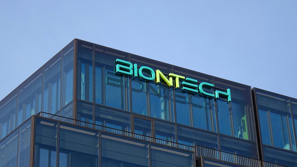 Biontech Schriftzug auf Gebäude