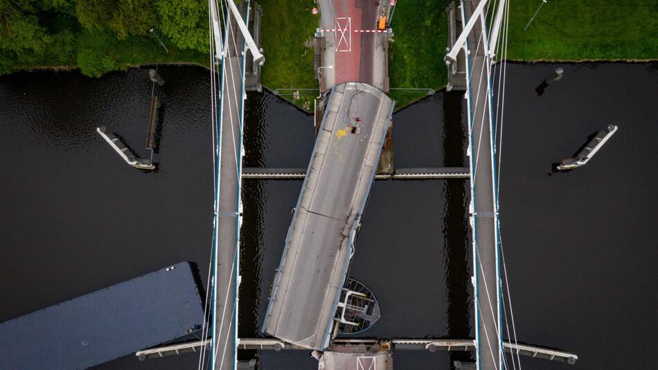 Deutsches Tankschiff rammt Brücke in Groningen