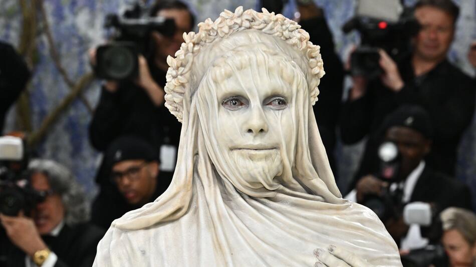 Heidi Klum kommt als Statue zur Met-Gala