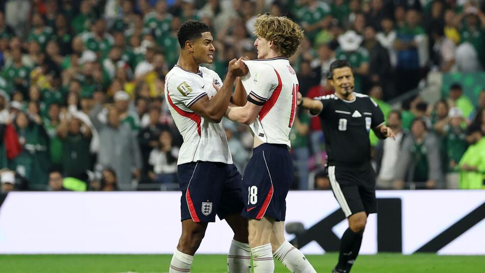 Auf der letzten Rille! England besiegt Mexiko in Unterzahl!