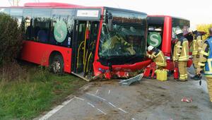 Linienbus in zwei Teile geteilt: Fahrer schwer verletzt