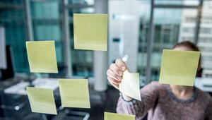 Post-its kleben an einer Scheibe in einem Büro