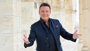 Stefan Mross, Moderator der Unterhaltungssendung "Immer wieder sonntags", begrüßt Stars und ...