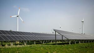 Windräder hinter Solaranlagen