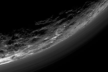 Pluto Dunstschicht