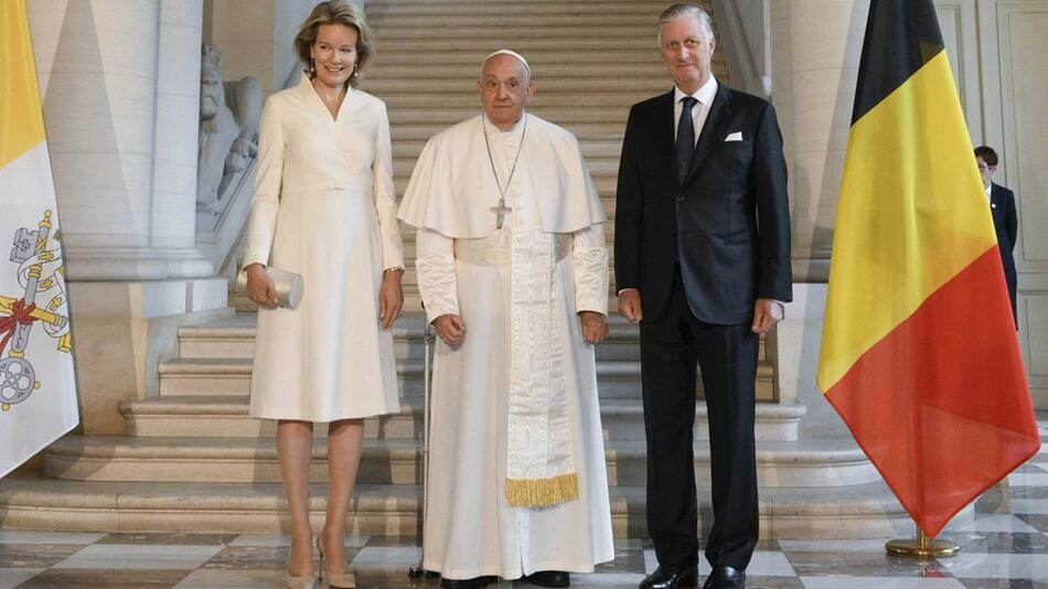 Philippe und Mathilde, der König und die Königin von Belgien, mit dem Papst in ihrer Mitte.