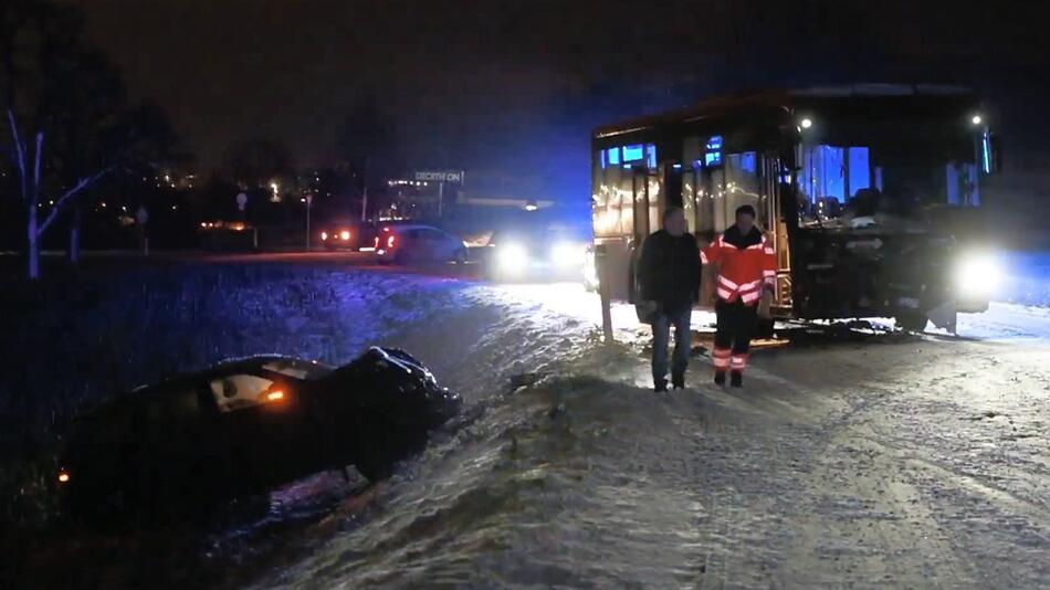 Im Schnee - Auto stößt mit Linienbus zusammen