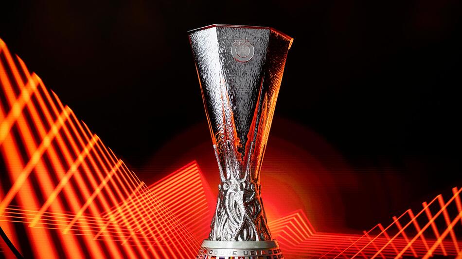 Der Uefa-Pokal für den Sieger der Europa League vor der Auslosung am 1. September 2023