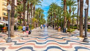 Promenade mit Palmen in Alicante, Spanien