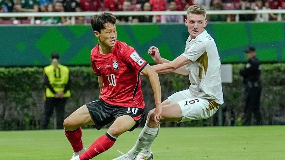 Hecke rund um Spielfeld: Verwunderung über WM-Stadion