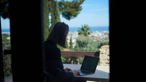 Frau arbeitet im Homeoffice an einem Computer an der Costa Blanca