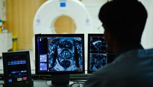 Mitarbeiter des DKFZ betrachtet Querschnittsbild einer Prostata