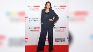 Teri Hatcher strahlt auf dem roten Teppich für die Fotografen.