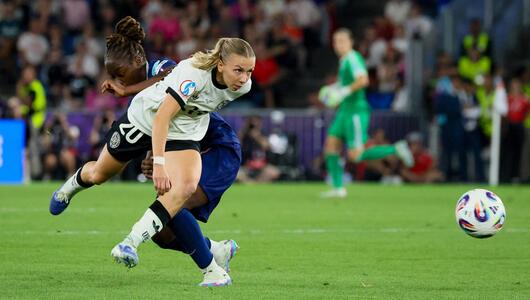 Im Viertelfinale gegen die favorisierten Französinnen läuft Elisa Senß ihrer Gegenspielerin davon.