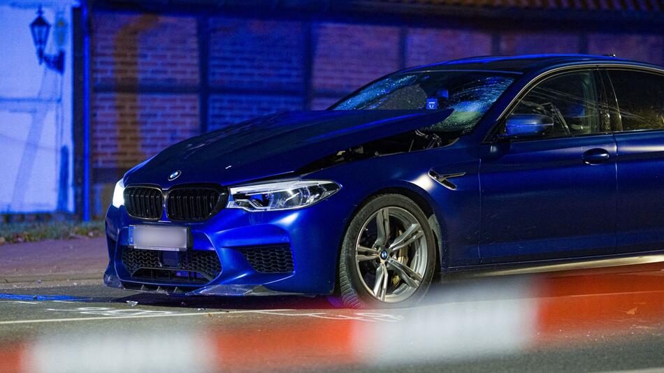 Auto fährt nahe Hannover in Menschengruppe - Täter fliehen zu Fuß
