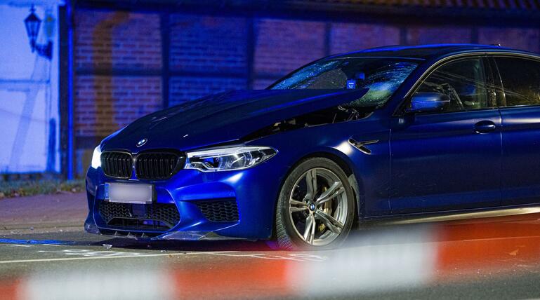 Auto fährt in Menschengruppe in Neustadt am Rübenberge