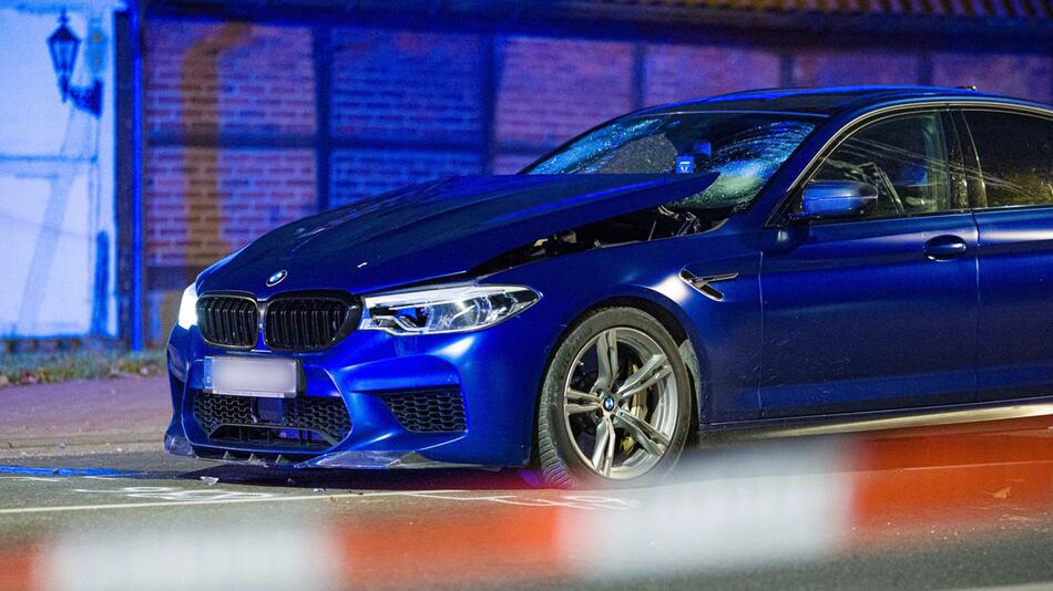 Auto fährt nahe Hannover in Menschengruppe - Täter flüchtig