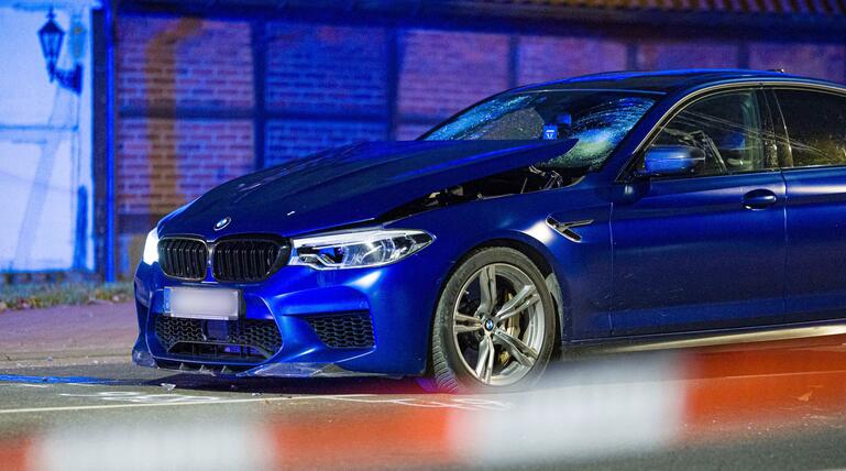 Auto fährt in Menschengruppe in Neustadt am Rübenberge