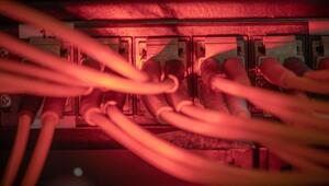 Glasfaserkabel in einem Serverraum