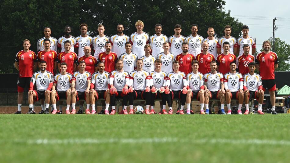 Torwart Urbig sorgt auf offiziellem DFB-Teamfoto für Aufsehen