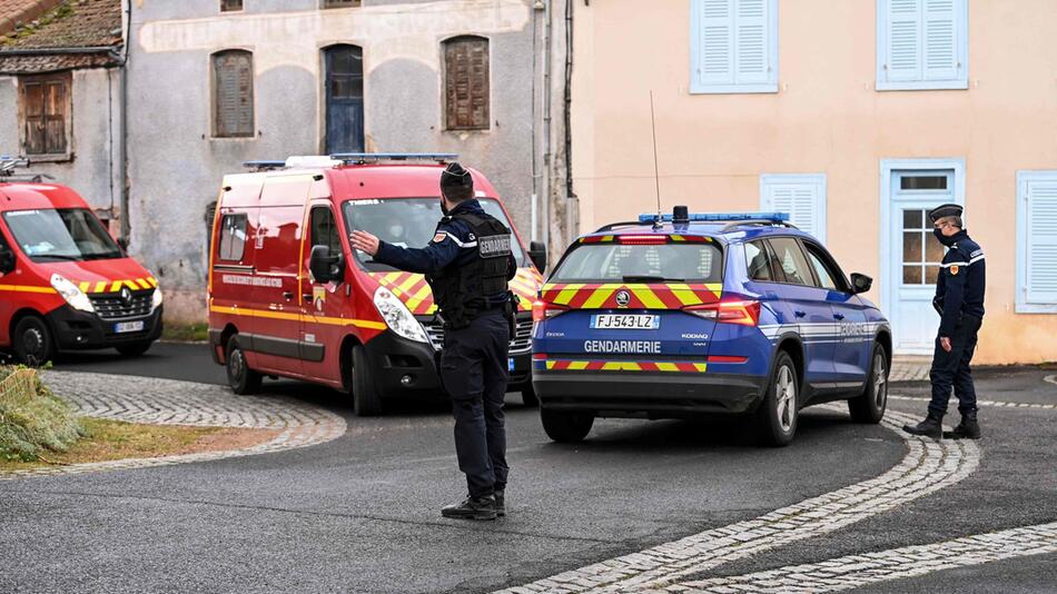 Drei Polizisten bei Rettungsversuch getötet