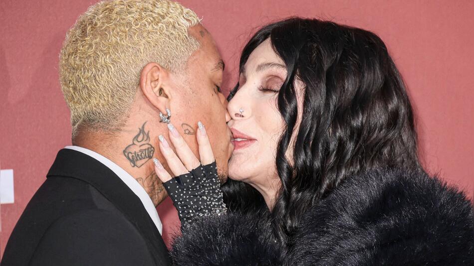 Cher küsst ihren Freund Alexander Edwards auf der amfAR-Gala in Cannes.