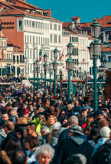 überfüllte Straße in Venedig