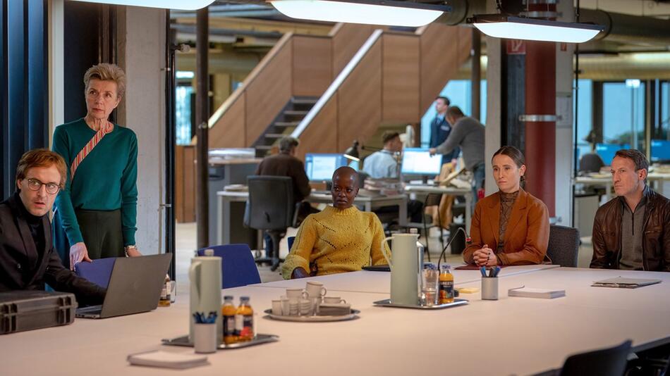 &quot;Tatort: Im Wahn&quot; (v.l.): Finn Jennewein (Thomas Niehaus) erläutert BKA-Direktorin Gabriele Seil ...