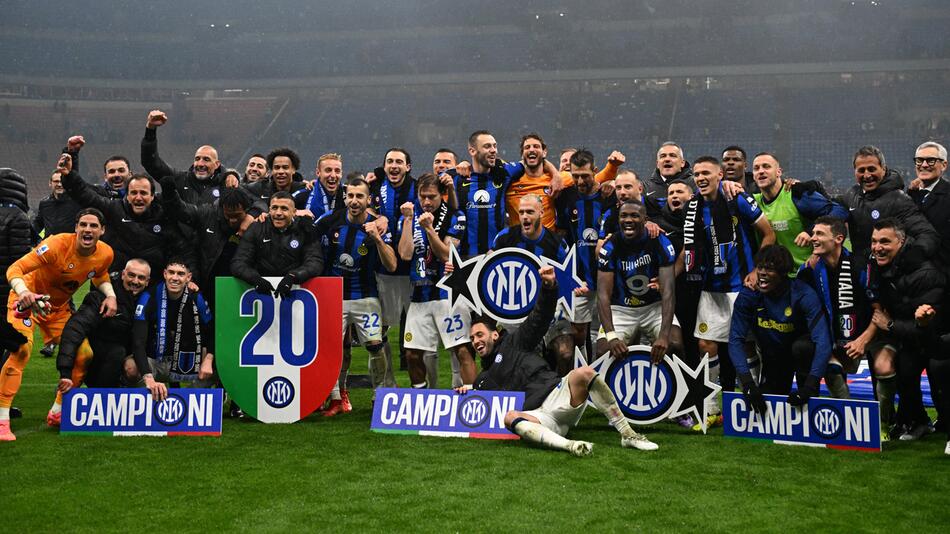 Das Team von Inter Mailand feiert nach Abpfiff seine 20. Meisterschaft.