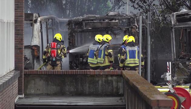 Brand bei Hamburg: Sechs Busse zerstört