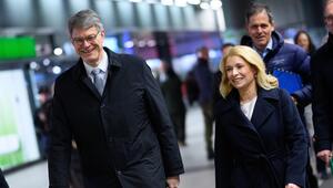 Bundesverkehrsminister Patrick Schnieder (l, CDU) und Bahnchefin Evelyn Palla