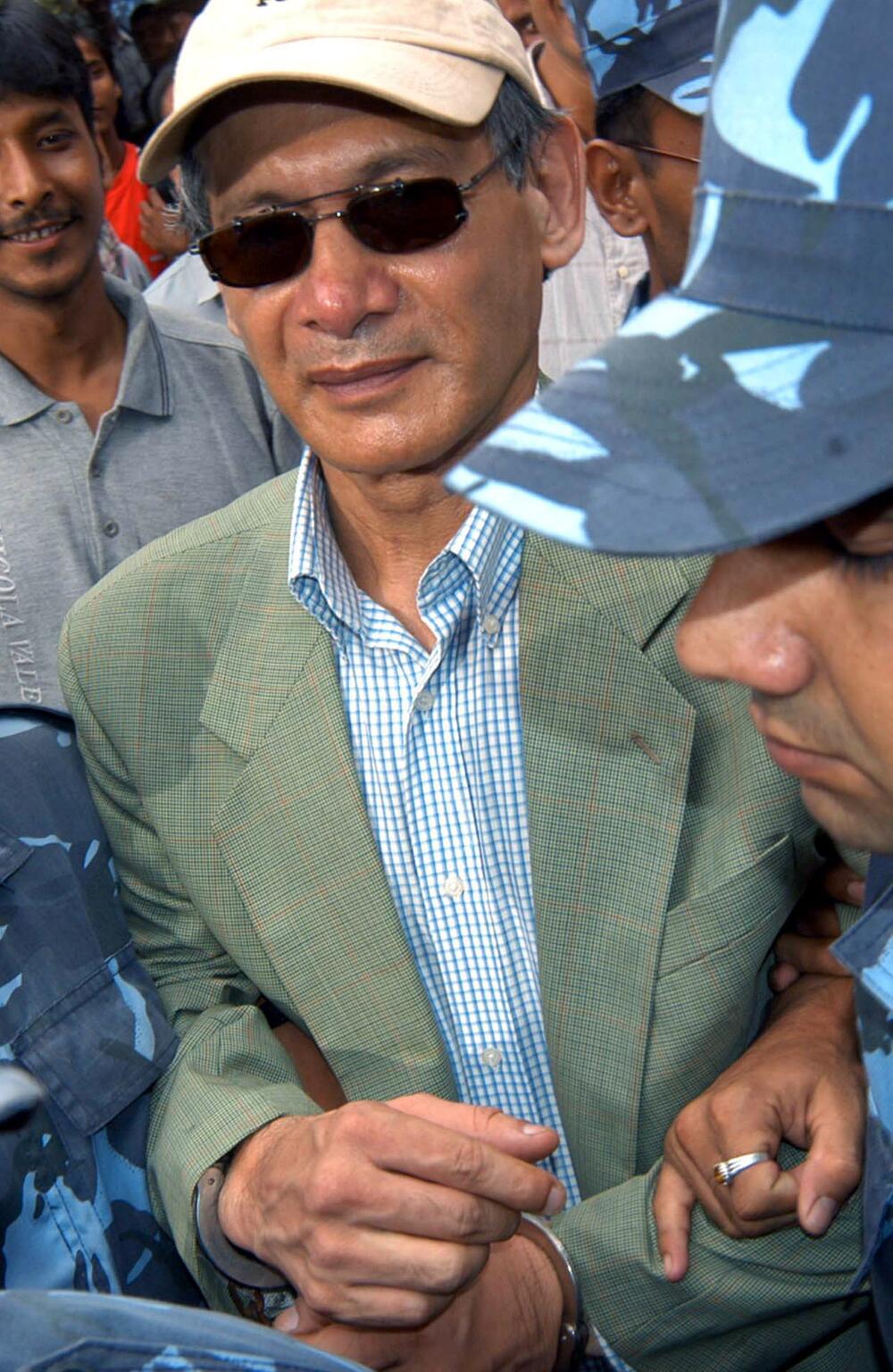 Charles Sobhraj wird im August 2004 in Katmandu in Nepal von der Polizei eskortiert.